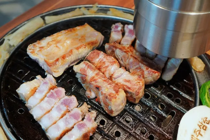 Black pork neck and pork belly served with smoking performance