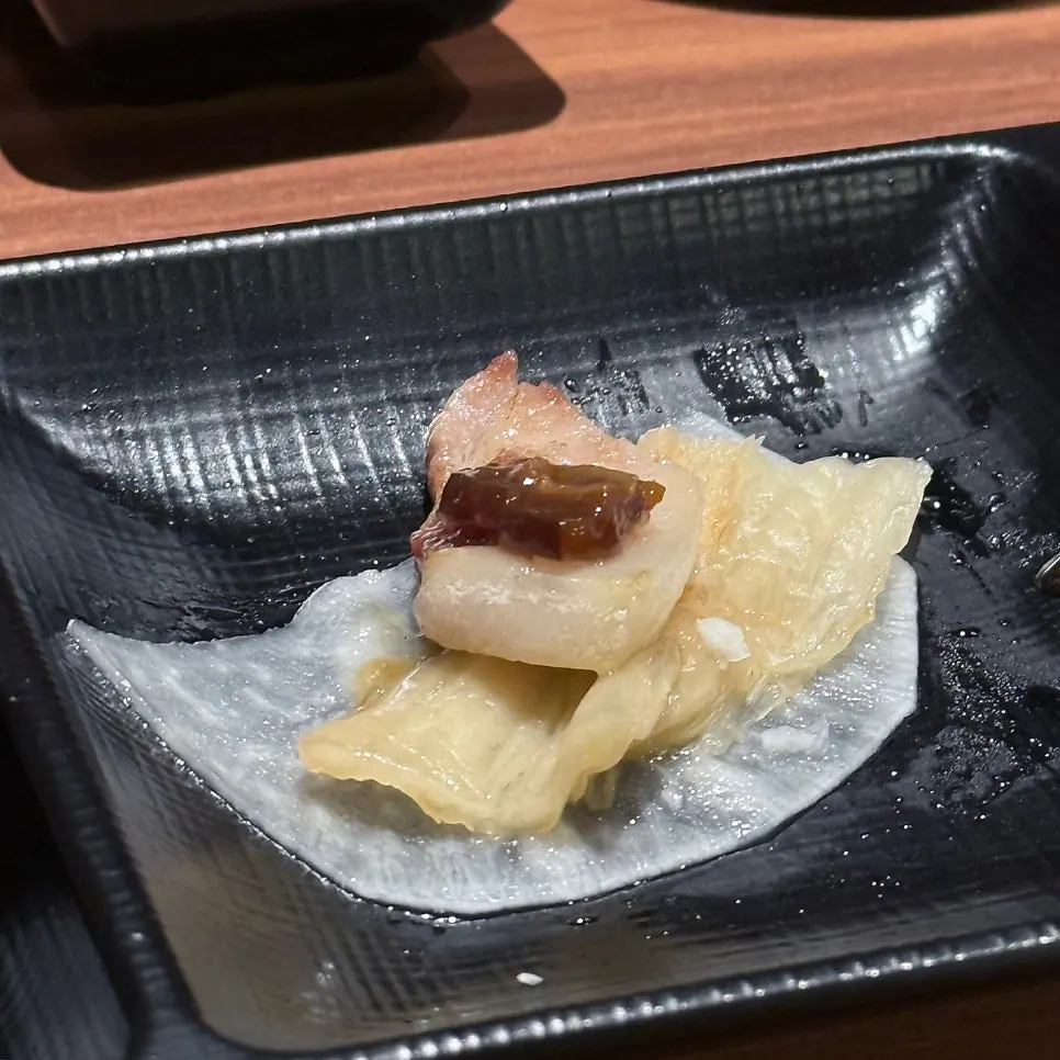 Gim wrap topped with black pork and pollack roe
