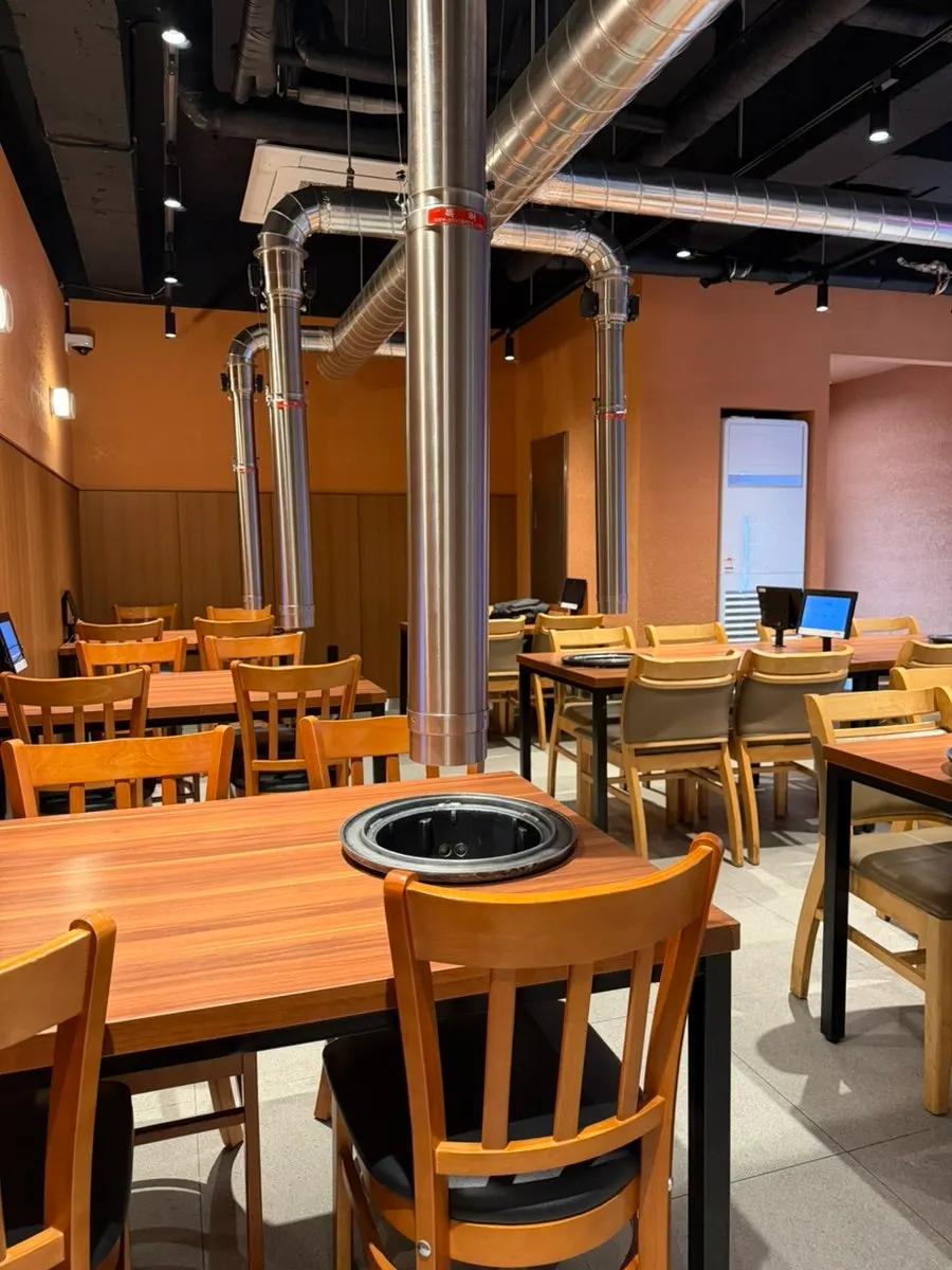 제주삼춘 함덕해수욕장 흑돼지 매장 내부 모습