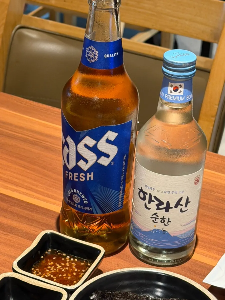 기본 반찬이 차려진 테이블 전경
