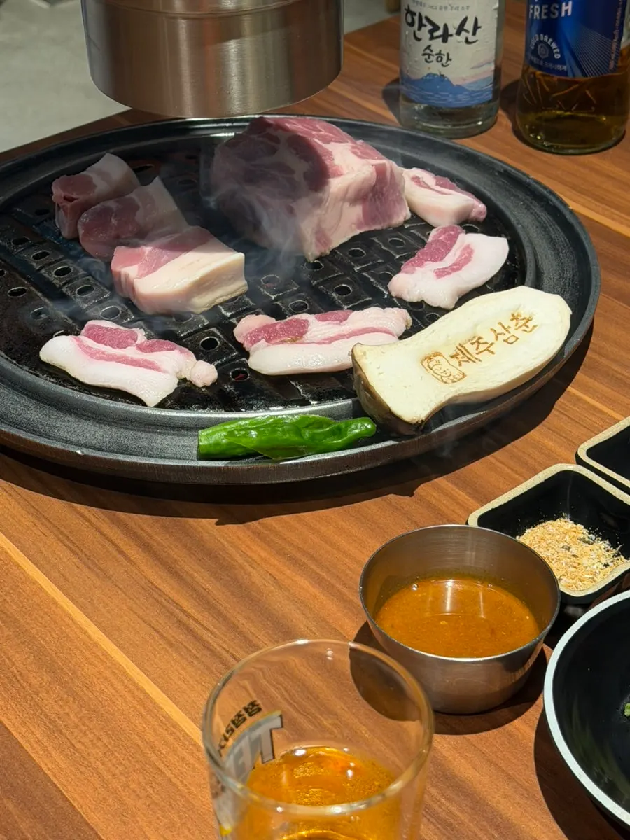 한 입 크기로 잘린 흑돼지와 함께 구워지는 버섯