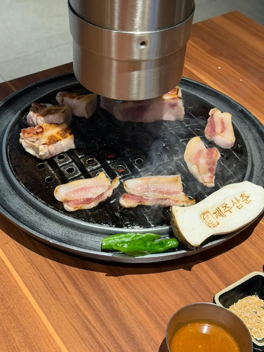 노릇하게 구워진 흑돼지 고기 클로즈업