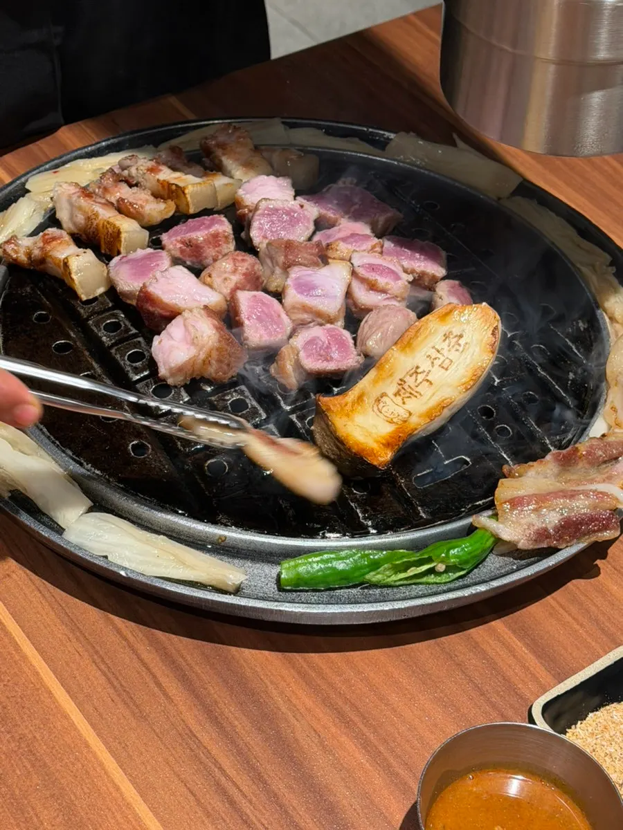 불판 가장자리에서 끓는 멜젓