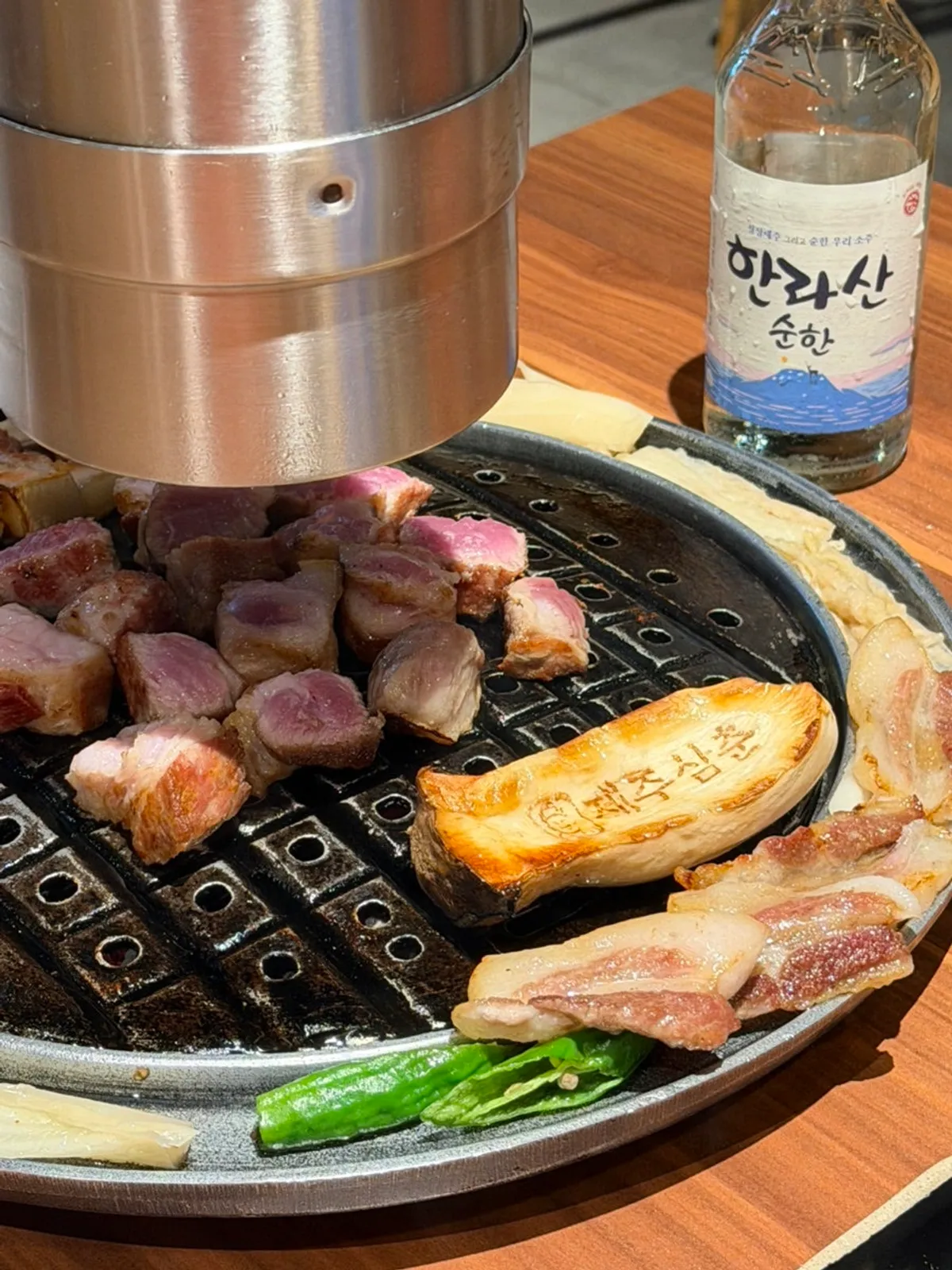 멜젓에 찍은 흑돼지 한 점