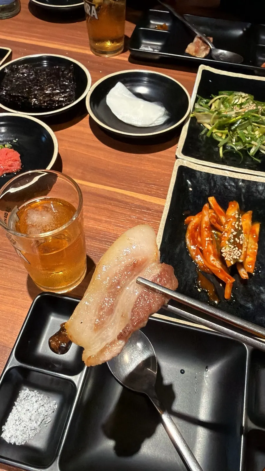 구운 백김치에 고기와 명란을 올린 쌈