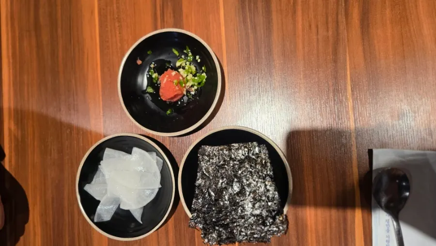 Basic side dishes served with the black pork