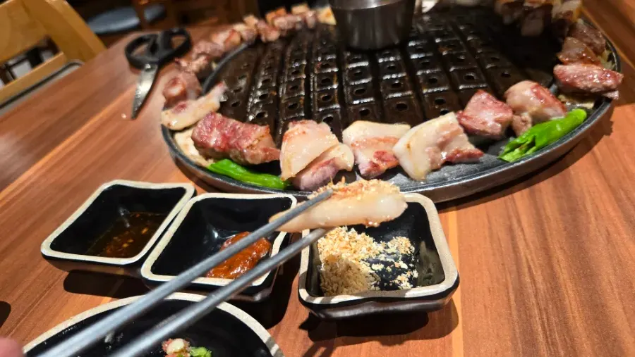 Hamdeok black pork with pollack roe and seaweed pairing, and cold noodles, at Jeju Samchun