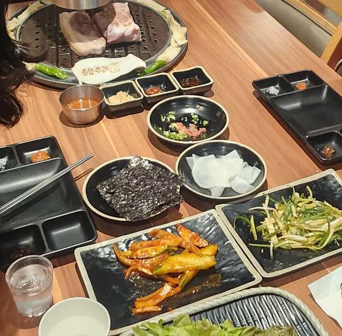 Hamdeok black pork with pollack roe and seaweed pairing, and cold noodles, at Jeju Samchun