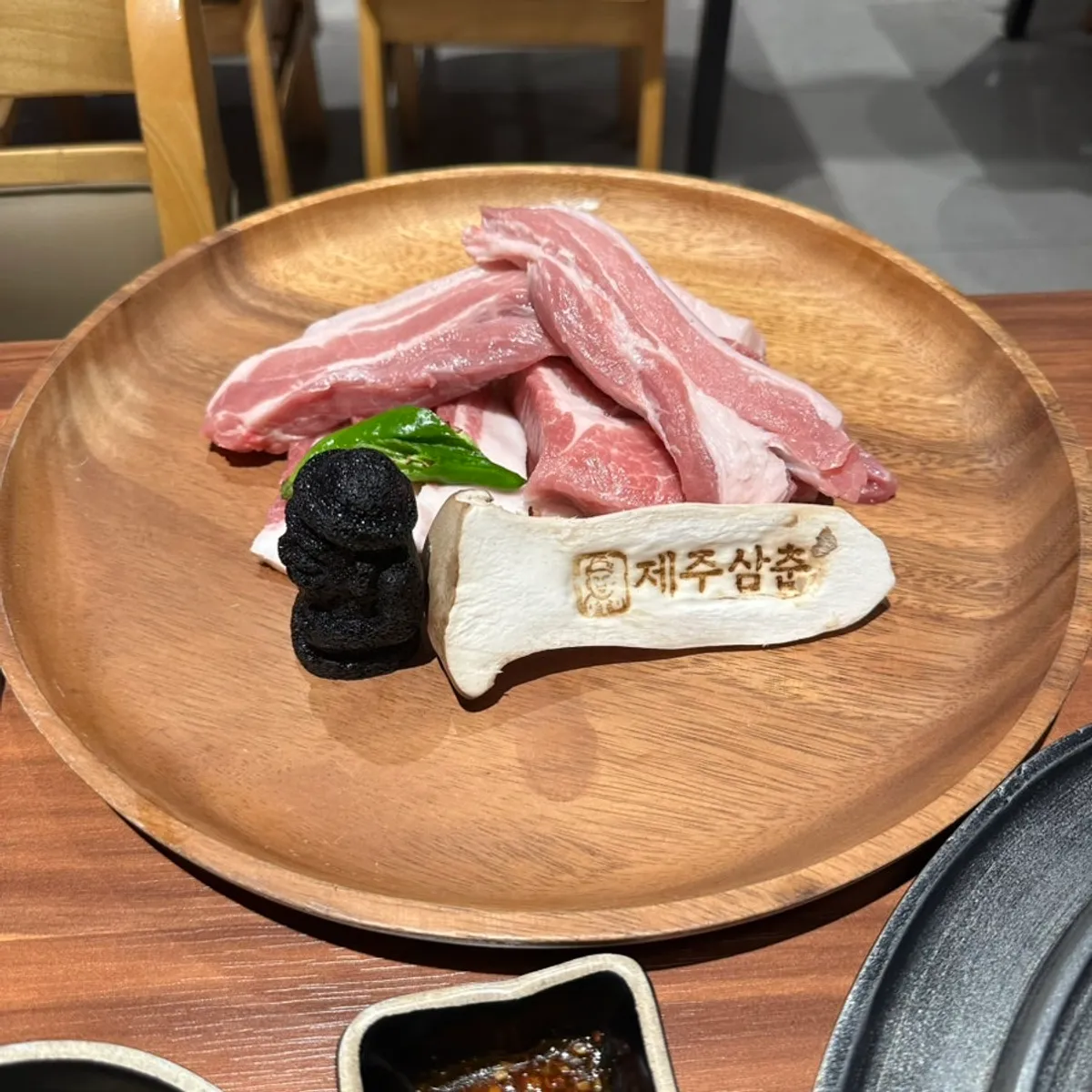 Raw meat plating for the Jocha Set 500g at Jeju Samchun