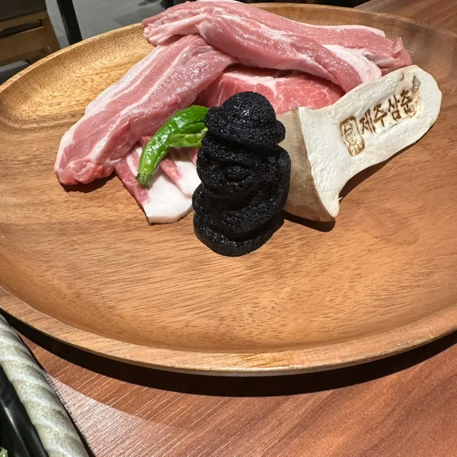 Black pork plating topped with a dol hareubang figure