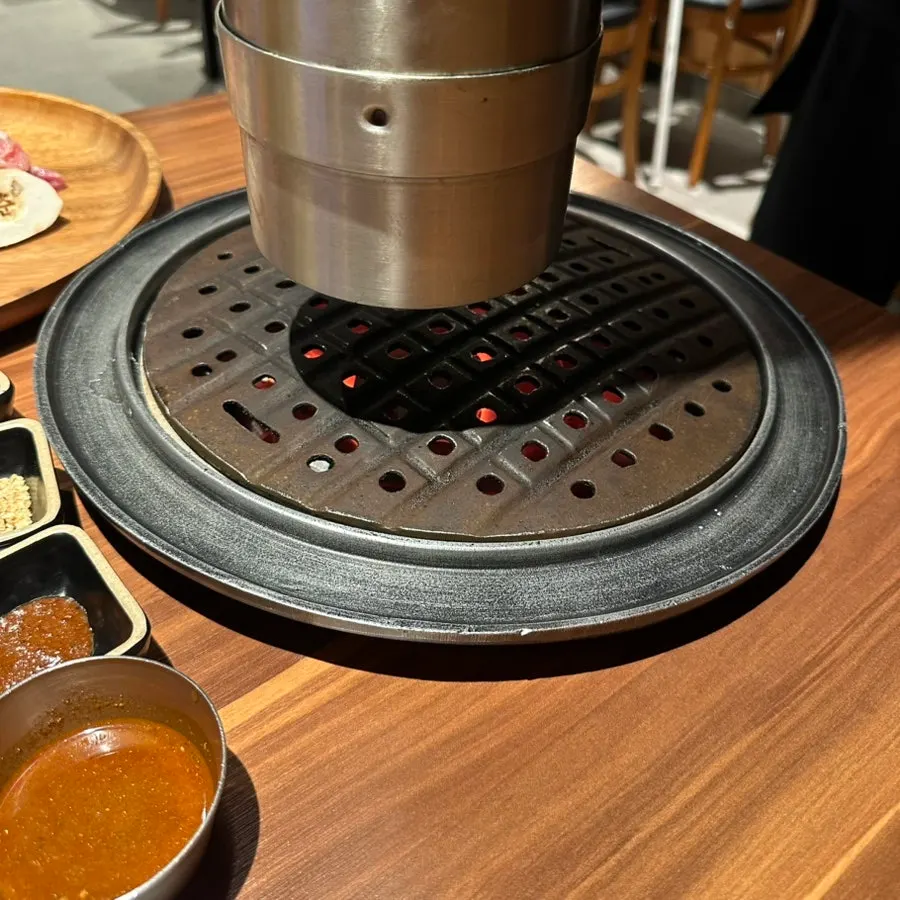 두툼한 흑돼지 생고기 근접 모습