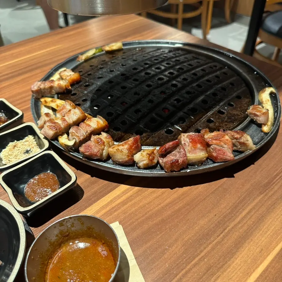 Perfectly tidied meat on the grill pan