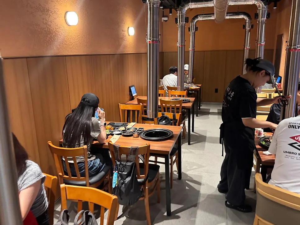 Interior atmosphere of Jeju Samchun black pork