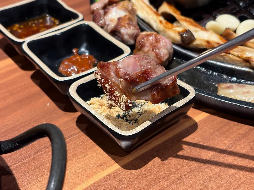 Black pork eaten with various sauces