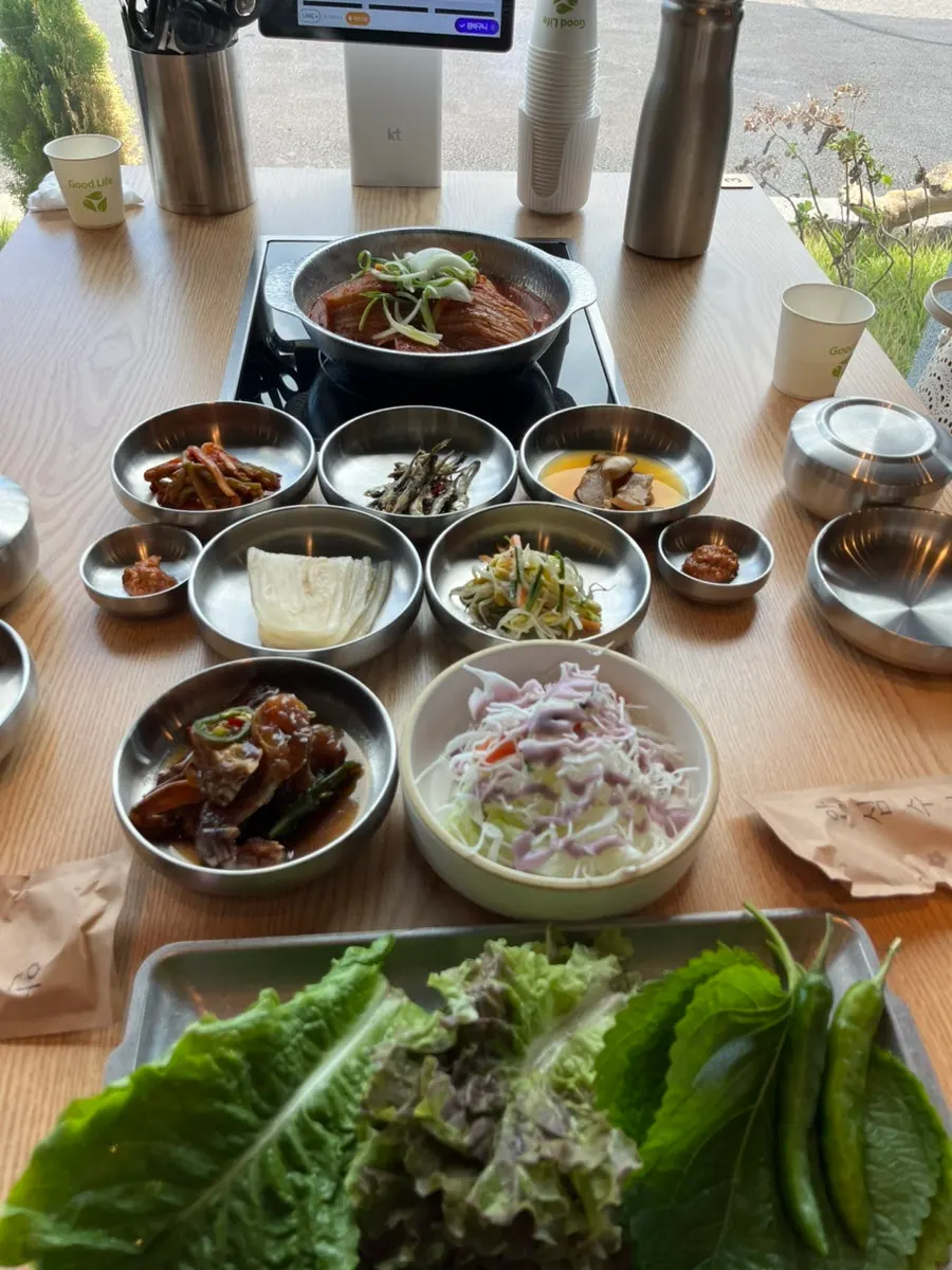 Finished meal spread at Jeju Seom Godeungeo Ssambap