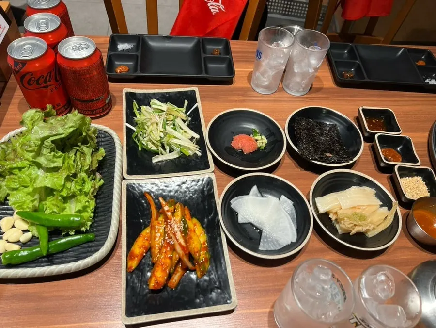 晚間客滿的濟州三寸店內
