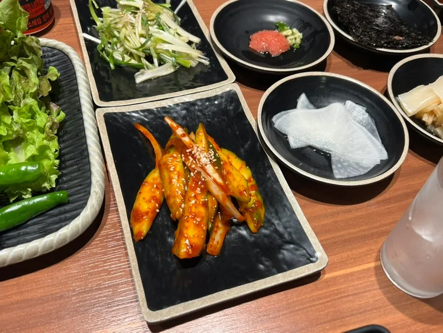 盤中盛裝的熟成黑豬肉生肉