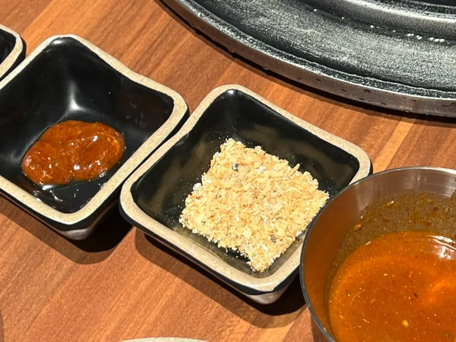 明太魚子特製醬料與麵包粉鹽等基本醬料