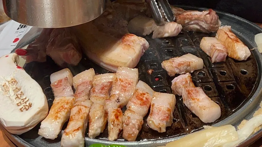 烤盤上正在烤的黑豬肉
