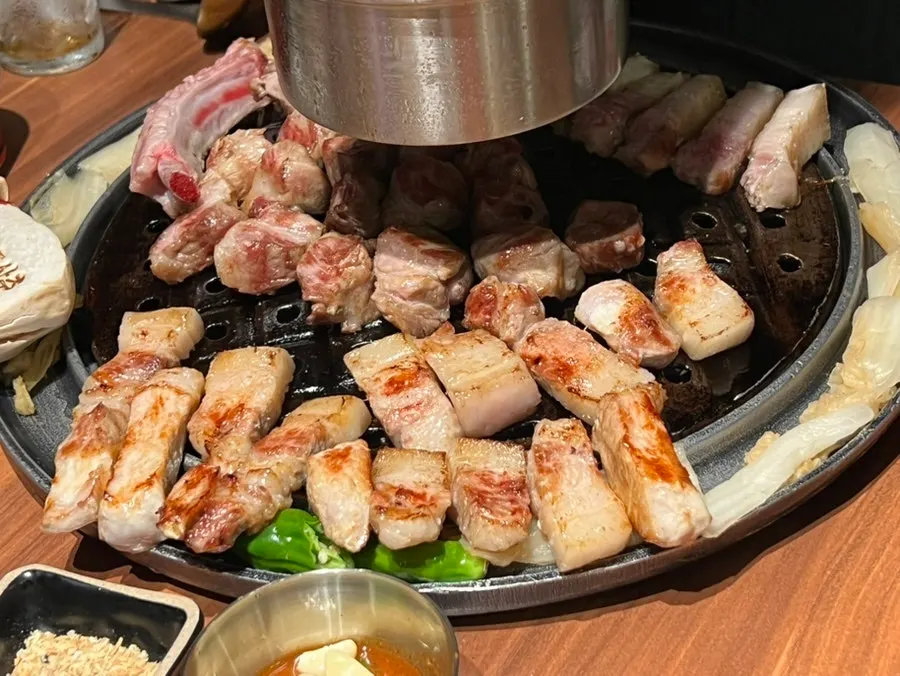 店員烤好的焦黃黑豬肉