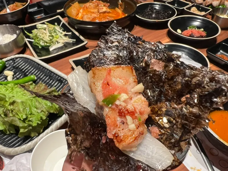 海苔包肉放上明太魚子醬料的一口