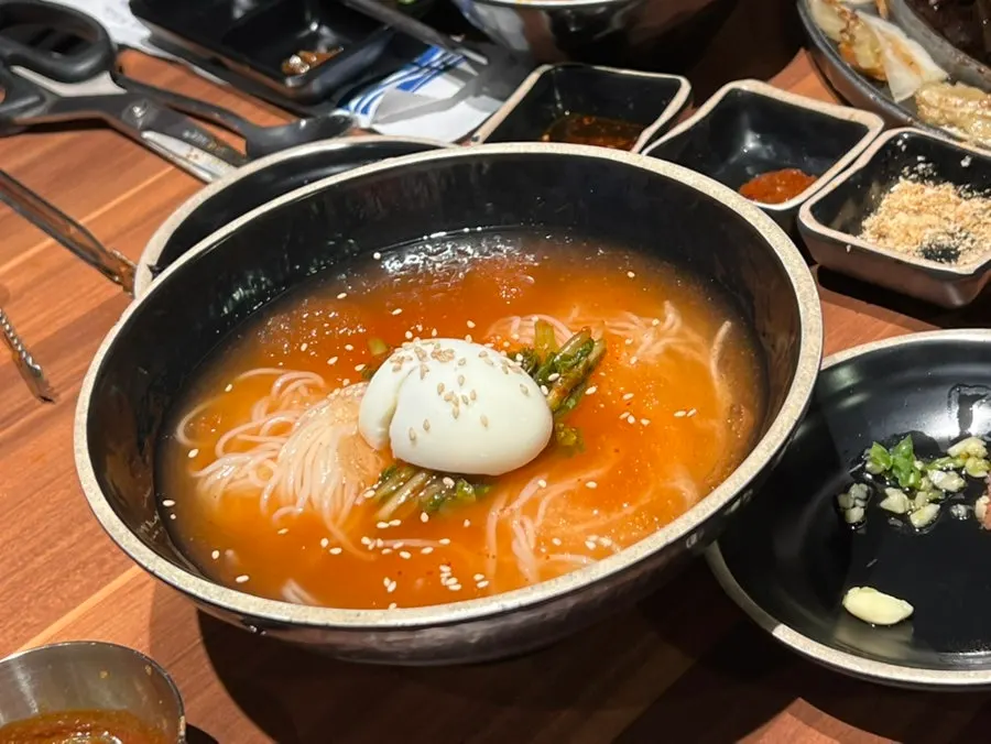 一起點的涼拌水芹麵和泡菜鍋