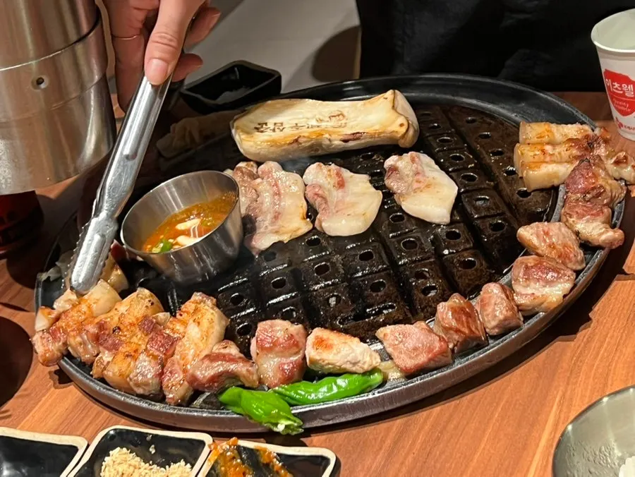 搭配零卡可樂的黑豬肉晚餐桌