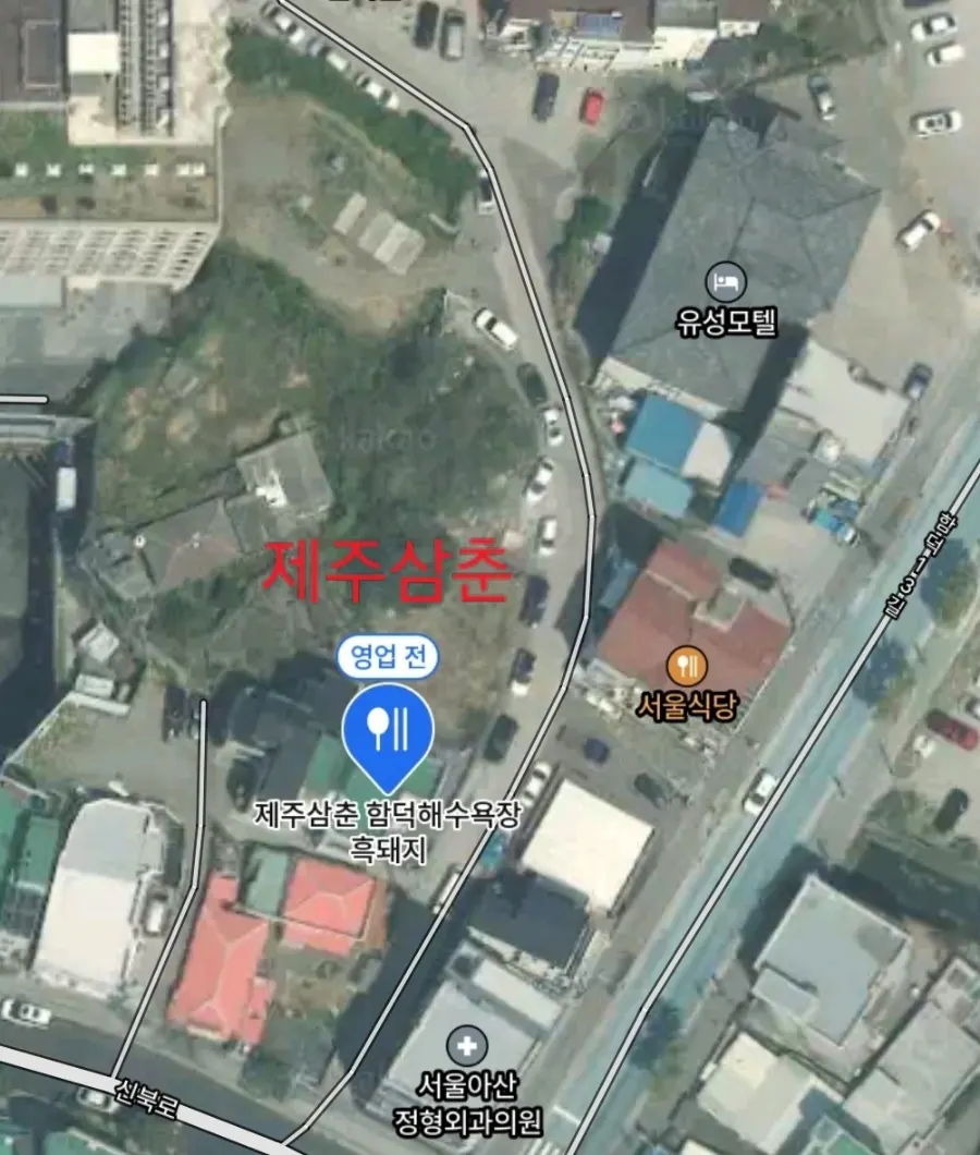 Lit alley in front of Jeju Samchun Hamdeok branch entrance