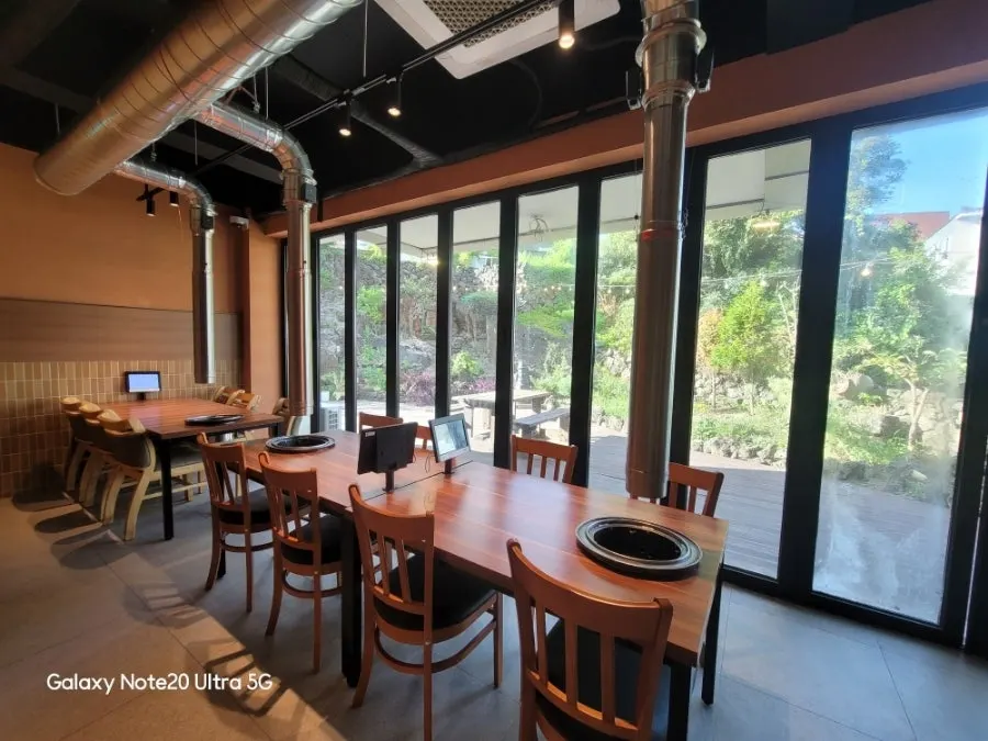 Spacious hall seating with wide table spacing at Jeju Samchun Hamdeok branch