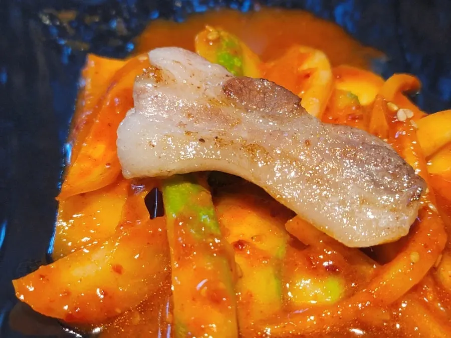 Black pork and sauce placed on wrap vegetables
