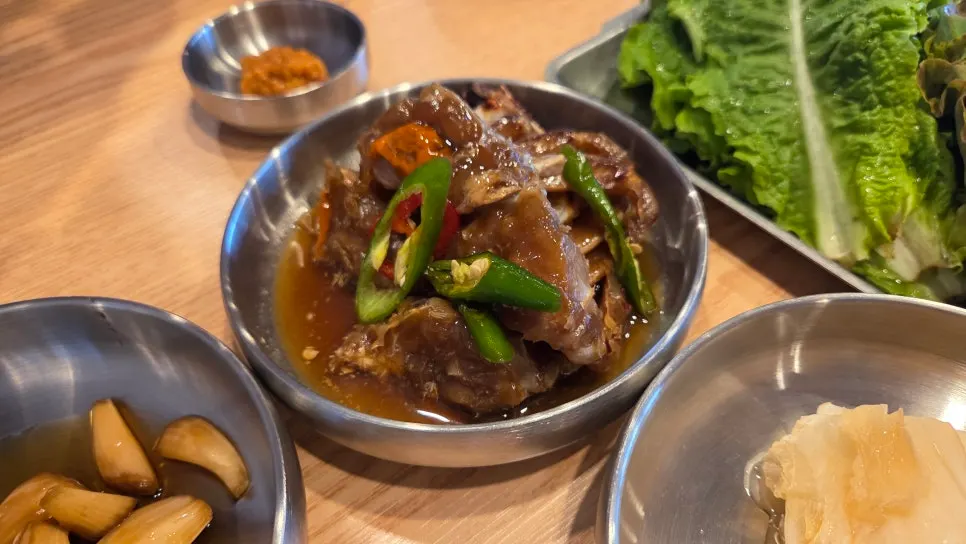 Wrap vegetables served with mackerel ssambap