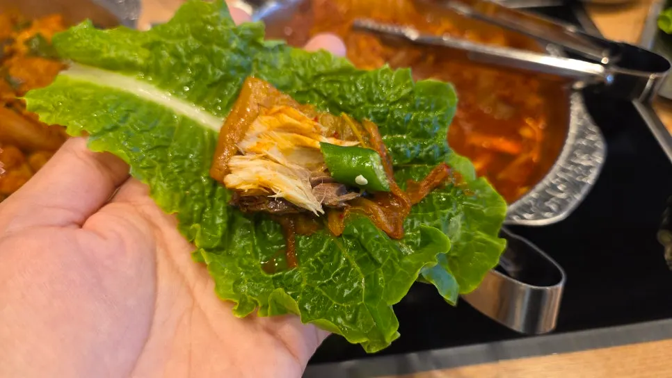 Mackerel eaten with wrap vegetables