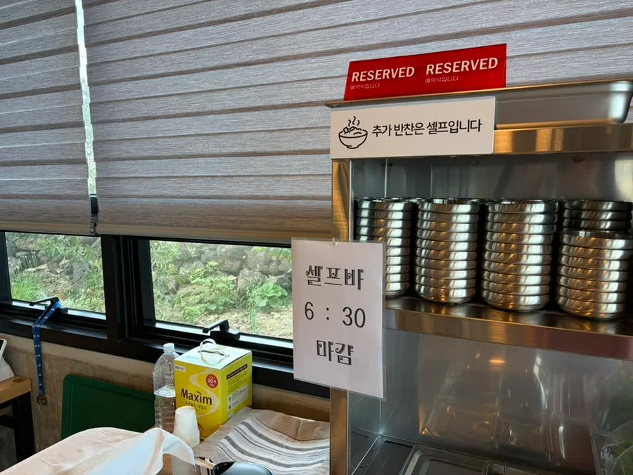 가족 방문에 넉넉한 식당 테이블