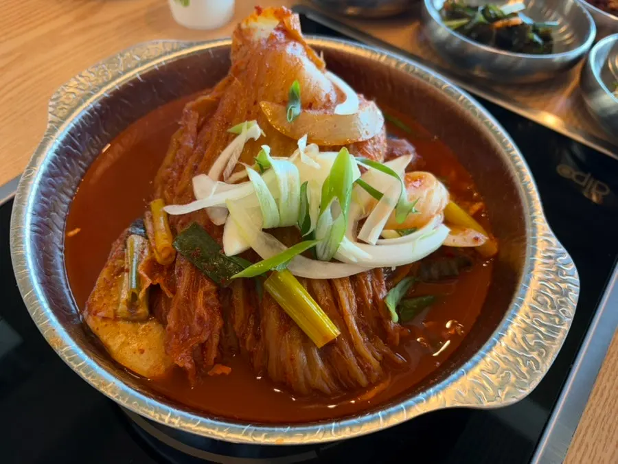 푸짐하게 차려진 고등어쌈밥 한 상