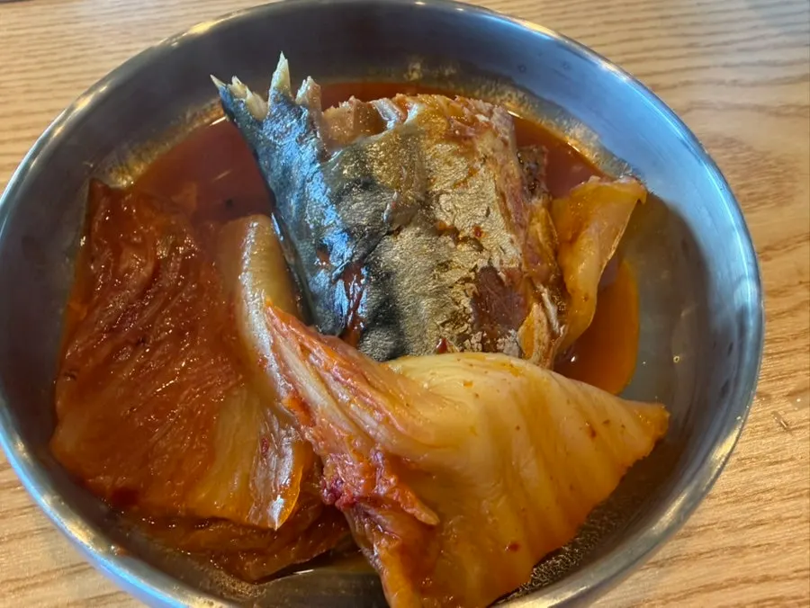 통통한 고등어 살과 익은 김치