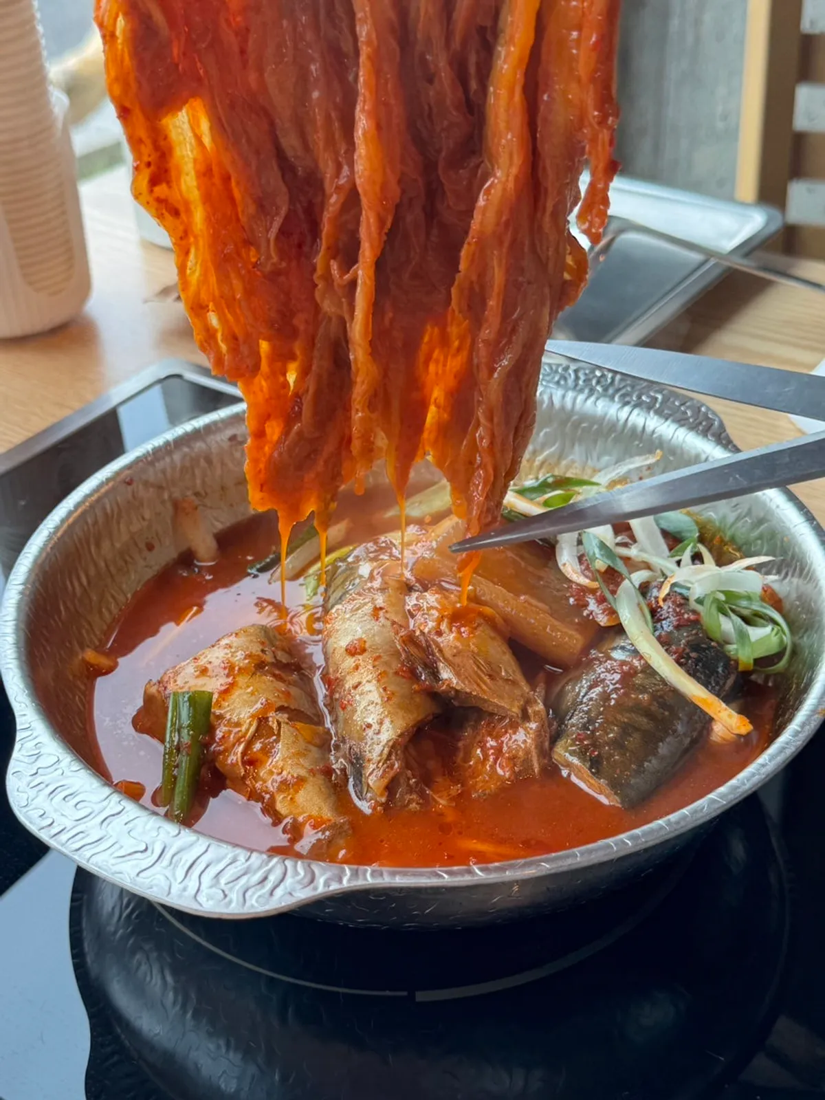 기본 반찬과 고등어쌈밥 한상