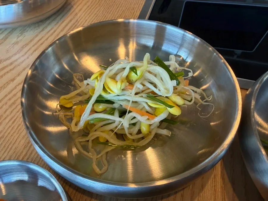 멸치조림 등 정갈한 반찬 구성