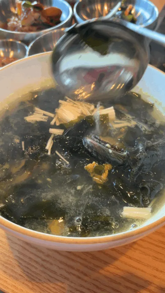 성게알미역국을 먹는 아이 식사