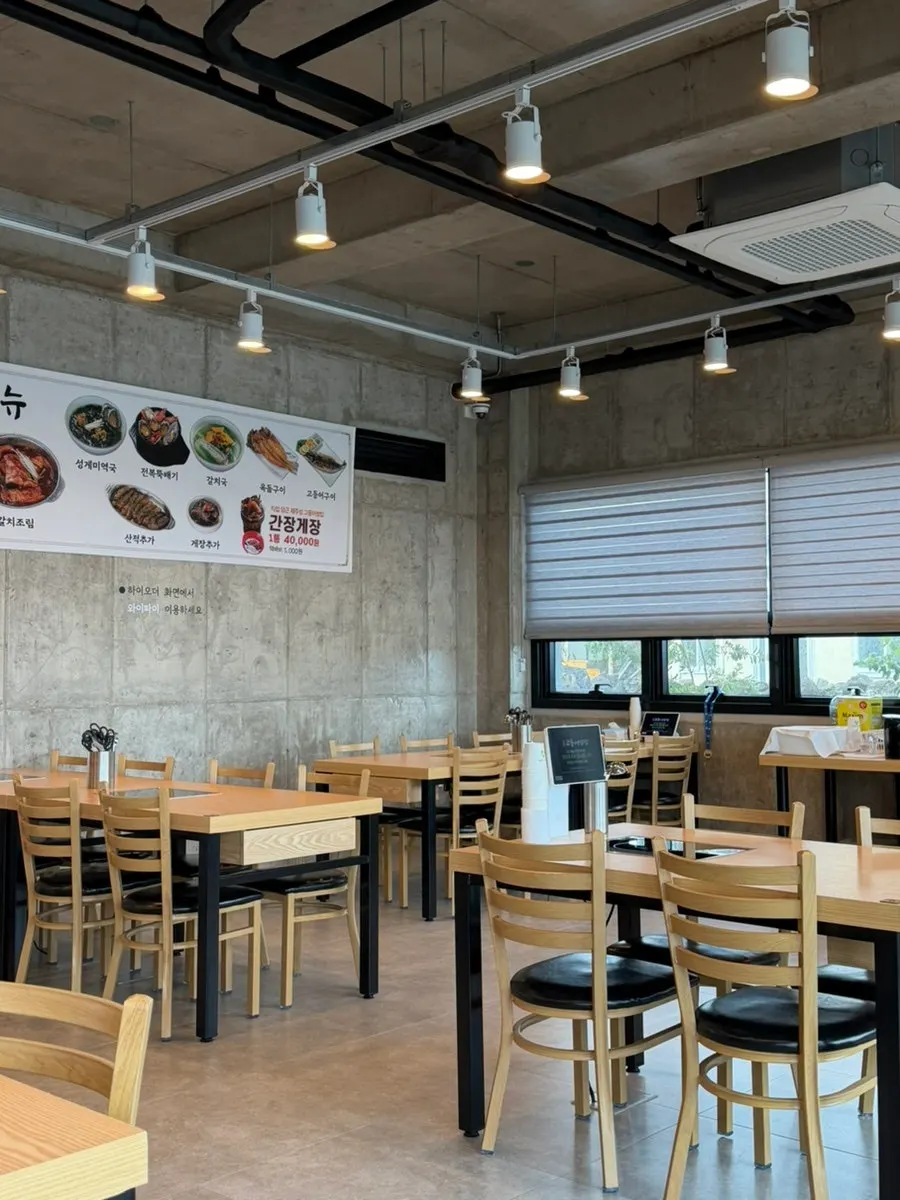 식당 홀 내부 분위기