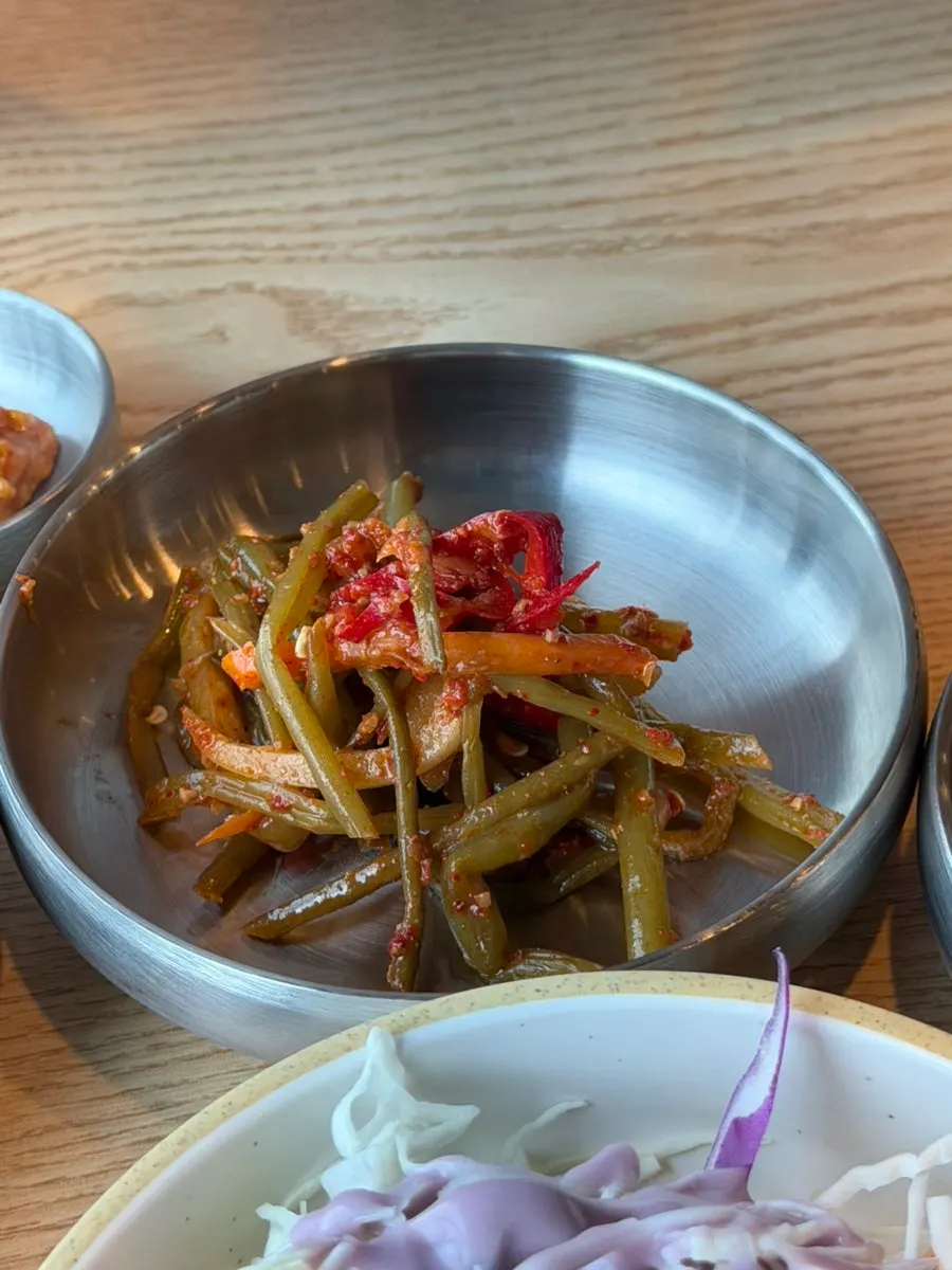 정갈하게 담긴 밑반찬들