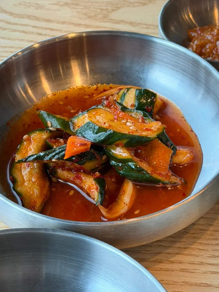 간이 세지 않은 반찬 접시
