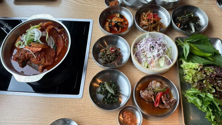 양념이 밴 고등어 토막 클로즈업
