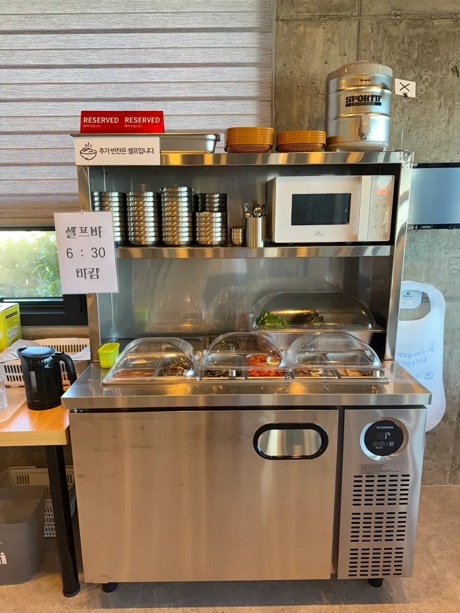 큼직한 테이블이 놓인 매장 내부