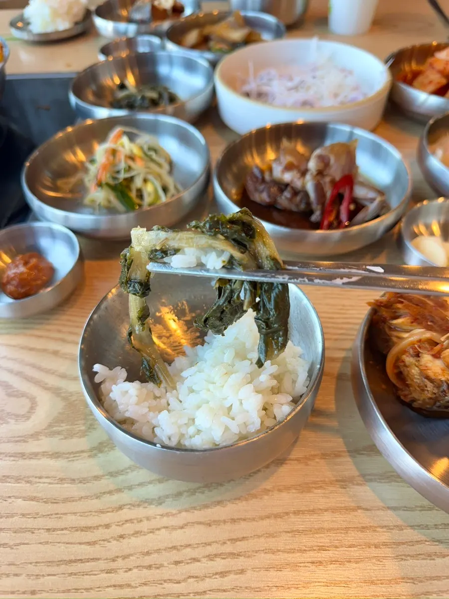 반찬이 가득 깔린 고등어쌈밥 상차림