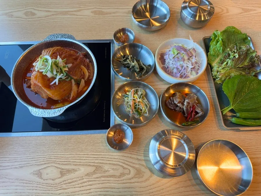 멸치볶음과 간장게장 등 밑반찬