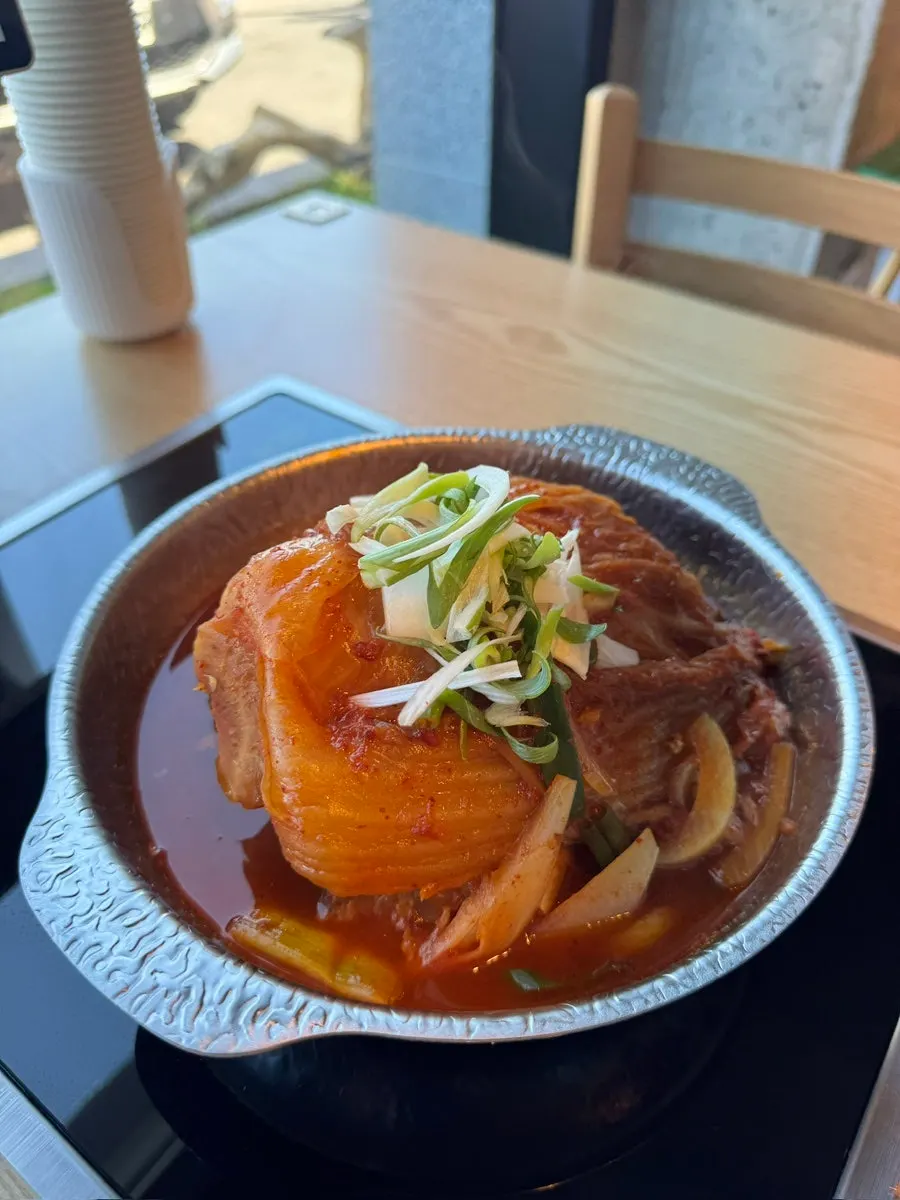 시래기처럼 보이는 나물 반찬