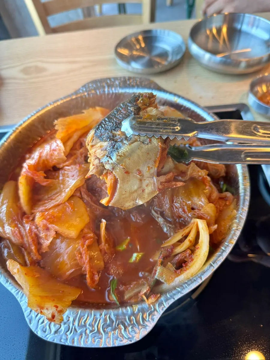 묵은지와 양념을 올린 밥 한 숟가락