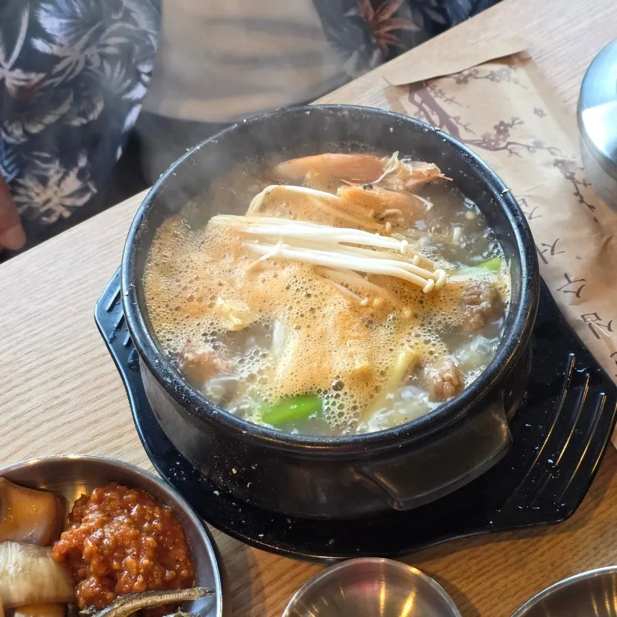 신선한 쌈과 푸짐한 반찬 상차림