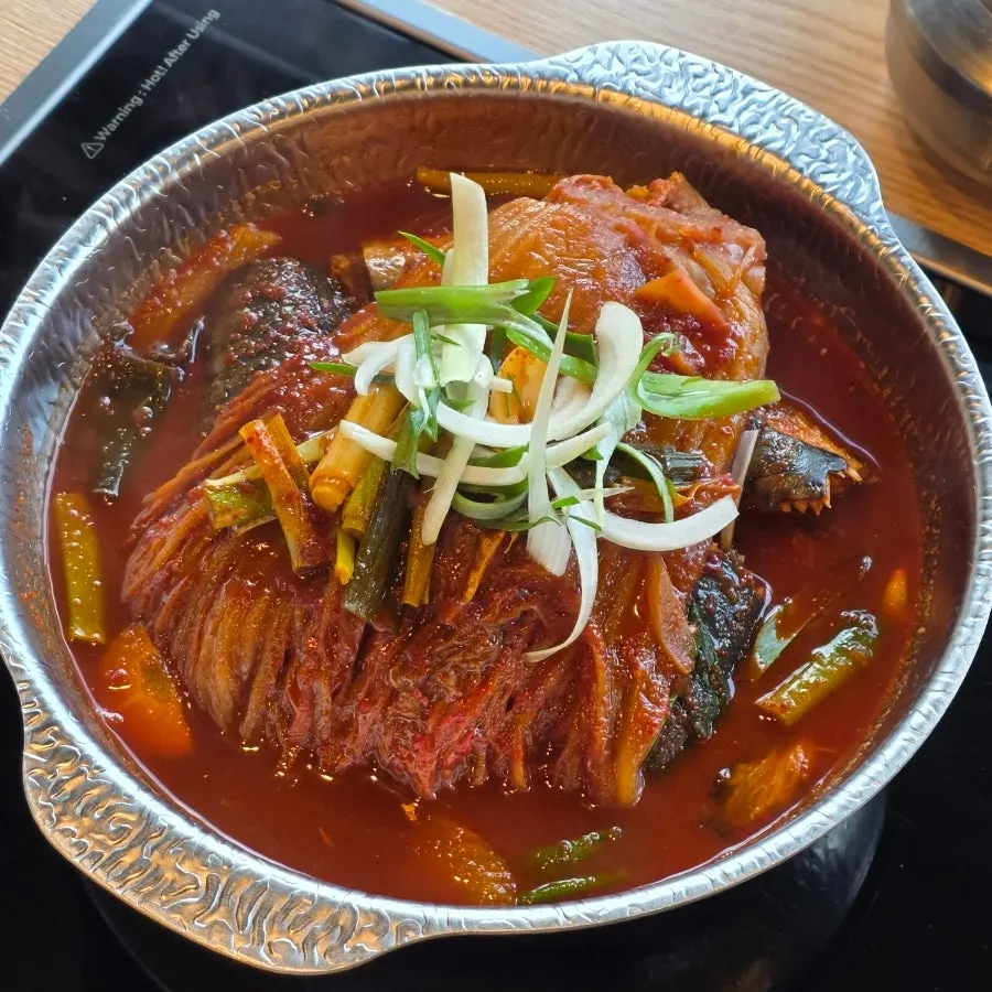 해산물이 들어간 된장 베이스 전복뚝배기