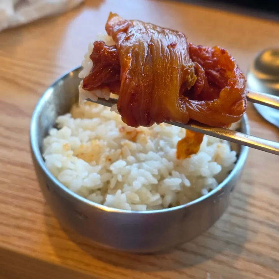 양념이 밴 무가 깔린 고등어조림